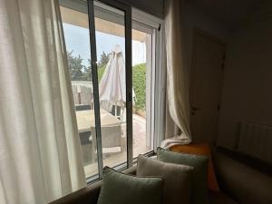 a room with a window with a view of a patio at Appartement privé au cœur de la Marsa in Dar el Ouzir