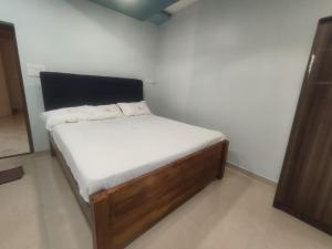 Una cama o camas en una habitación de Nisarga 5 fotos más