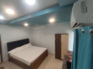 Una cama o camas en una habitación de Nisarga