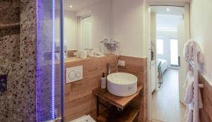 une salle de bain avec une douche avec un lavabo et une baignoire dans l'établissement BnB Tirana Centro Balcony, à Tirana