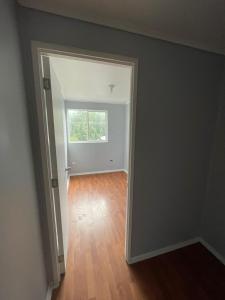 une chambre vide avec une porte et une fenêtre dans l'établissement Arriendo diario, à Valdivia