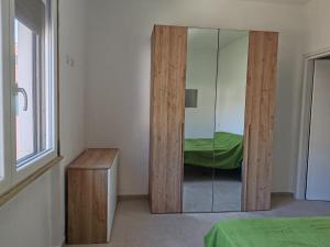 een slaapkamer met een glazen wand en een bed bij Villettina con Bagni esclusivi in Collesalvetti