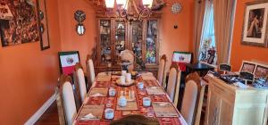 a dining room with a long table and chairs at Gîte Le Trésor Caché Bed & Breakfast in Chelsea