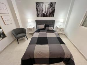 ein Schlafzimmer mit einem Bett und einem Stuhl in der Unterkunft Playa Nules beautiful apartment in Mascarell