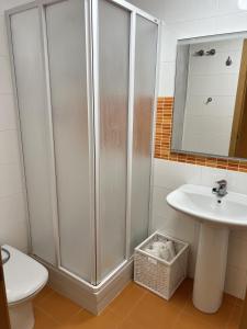 ein Badezimmer mit Dusche, Toilette und Waschbecken in der Unterkunft Playa Nules beautiful apartment in Mascarell
