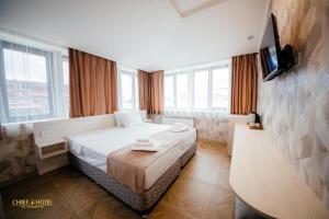 Ein Bett oder Betten in einem Zimmer der Unterkunft Chief Hotel