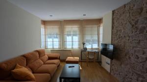 una sala de estar con un sofá y una mesa en Apartamento céntrico O Castelo, en Pobra do Caramiñal