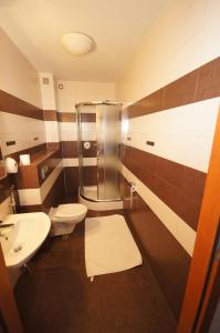 łazienka z toaletą i umywalką w obiekcie Hotel Vega w mieście Lębork +26 zdjęć