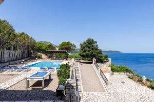 een zwembad met uitzicht op de oceaan bij Villa Angelos by Villa Plus in Kassiopi