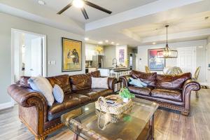 Χώρος καθιστικού στο Private Deck and Community Perks Lake Ozark Condo