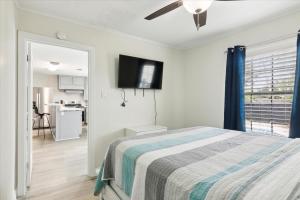 Ένα ή περισσότερα κρεβάτια σε δωμάτιο στο Charming 4-Bedroom Retreat with Pool +39 φωτογραφίες