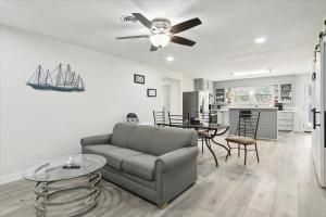 Χώρος καθιστικού στο Charming 4-Bedroom Retreat with Pool