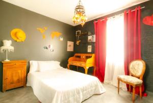 ein Schlafzimmer mit einem weißen Bett und einem Schreibtisch in der Unterkunft Villa neuve tout confort SHABBY CHIC in Talmont