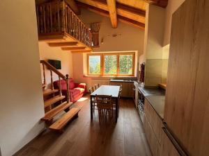 a kitchen with a table and a dining room at Mountain Chalet Splazoi in Strembo