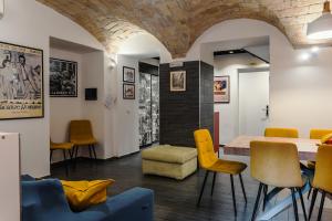 una sala da pranzo con un tavolo e sedie gialle di Guesthouse Sant'Angelo a Roma