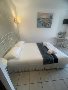 a bedroom with a bed in a room at Hôtel Restaurant le Bellevue in Propriano