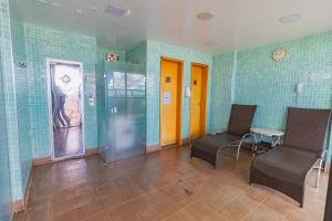 a room with blue tiled walls and a table and chairs at OZPED Flats Particulares Edifício Brasília Lets Ideia in Brasilia