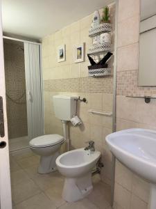 un baño con inodoro y lavabo en More Apartments The Castle, en Bari