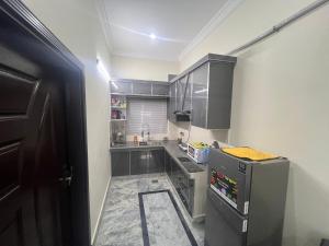 Kuchyň nebo kuchyňský kout v ubytování B3 Residence Mirpur - 2 Bedrooms Flat 4