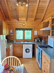 a kitchen with a washer and dryer in a cabin at Springburncabins in Elgin +2 photos
