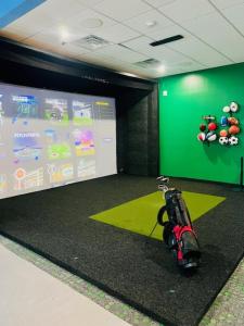 una stanza con una parete verde e un ombrello sul pavimento di Marble Flatz a Marble Falls