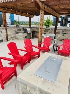 un gruppo di sedie rosse e un tavolo su un patio di Marble Flatz a Marble Falls