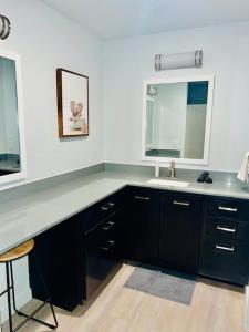 un bagno con lavandino e specchio di Marble Flatz a Marble Falls