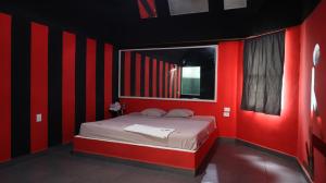 Postel nebo postele na pokoji v ubytování La Selva Auto Hotel ADULTS ONLY + 5 fotografií