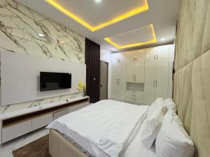 TV i/ili multimedijalni sistem u objektu Flavour condo
