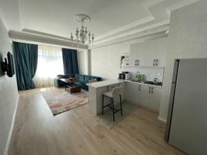 a room with a kitchen and a living room at Caspian Mirvari 2 in Sumqayıt