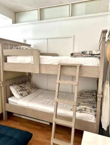 Palanda nebo palandy na pokoji v ubytování Garden Beach Cottage