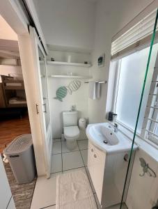 Koupelna v ubytování Garden Beach Cottage + 17 fotografií