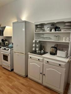 Kuchyň nebo kuchyňský kout v ubytování Garden Beach Cottage