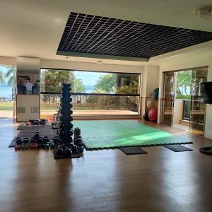 a room with a gym with a green yoga mat at Apt 2 Suítes no Life Resort com Vista parcial para o Lago e lazer completo in Brasilia