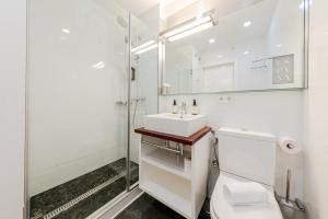 A bathroom at Stay U-nique Apartments Eslava