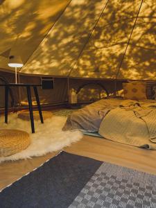 Postel nebo postele na pokoji v ubytování Tikavälja glamping