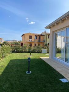 a yard with a light in the middle of the grass at Casa Vacanza La Molaretta di San Teodoro in San Teodoro