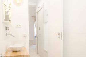biała łazienka z umywalką i toaletą w obiekcie Valverde Apartment w Madrycie