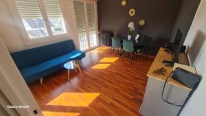 Posezení v ubytování Appartement à 1km de la gare de Caen et 9 Kms de la plage