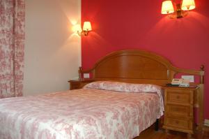 A bed or beds in a room at Puente Romano