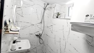 Koupelna v ubytování Apartments Halite + 30 fotografií