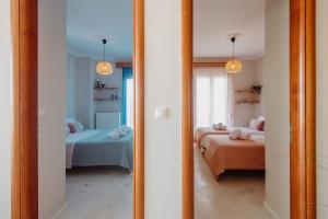 a reflection of a bedroom with two beds and a mirror at ABI's gem in Aroyí