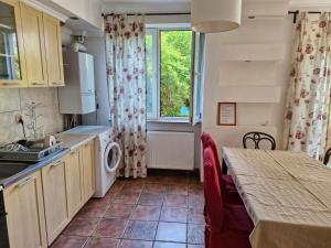 małą kuchnię ze stołem i oknem w obiekcie Apartament Cichy i Wygodny w mieście Stalowa Wola