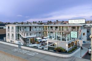 a building on the beach with a sign on it at Sea Sprite Beach Club in Hermosa Beach