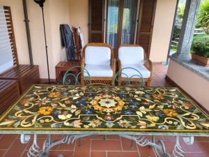 Istumisnurk majutusasutuses Casa Intignano - Camera con bagno e portico vista lago