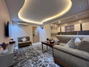 a living room with a couch and a table at فندق نجمة روز الفندقيه Rose Star Hotel in Jeddah