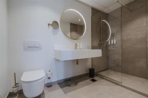 Bilik mandi di Radisson Hotel Papirfabrikken Silkeborg