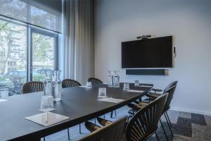 Televisyen dan/atau pusat hiburan di Radisson Hotel Papirfabrikken Silkeborg
