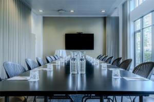 una sala conferenze con un lungo tavolo e sedie di Radisson Hotel Papirfabrikken Silkeborg a Silkeborg