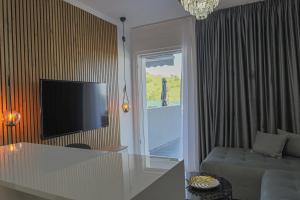 Μια τηλεόραση ή/και κέντρο ψυχαγωγίας στο Villa Bengu luxury Villa 2